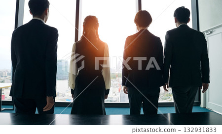 一群商務人士從辦公室向外望去 一群商務人士從辦公室向外望去 132931833