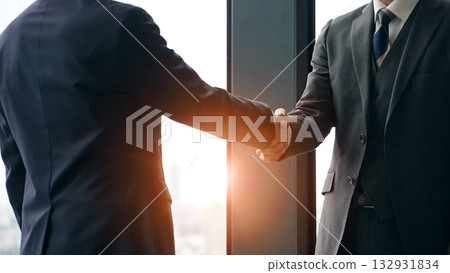 一群商務人士與城市背景握手 132931834
