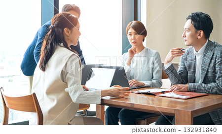 Group of casual business people meeting in an office Group of casual business people meeting in an office 132931840