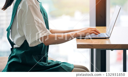 餐廳服務員在筆記型電腦上輸入數據 132931850