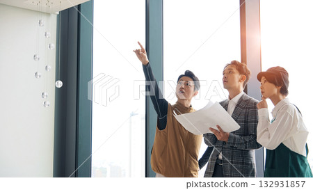 商店工作人員、設計師和工人在商店設施中開會 132931857