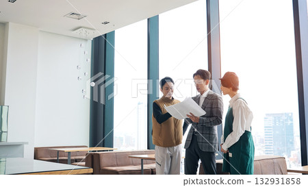商店工作人員、設計師和工人在商店設施中開會 商店工作人員、設計師和工人在商店設施中開會 132931858