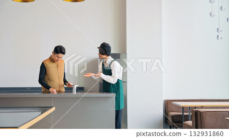 修理廚房設備的男工人 修理廚房設備的男工人 132931860