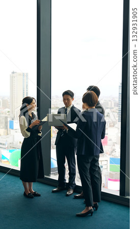 一群商務人士在大堂交談 132931905