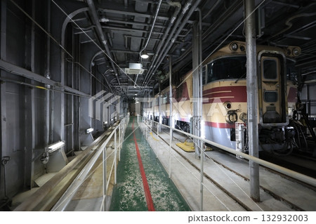 Vehicle deck 132932003