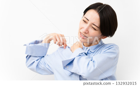 Woman wearing a long-sleeved shirt 132932015
