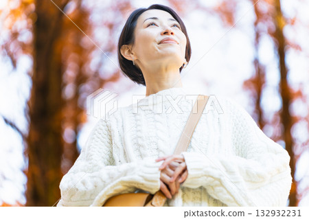 一位女士漫步在秋葉森林 生活方式圖片 一位女士漫步在秋葉森林 生活方式圖片 132932231