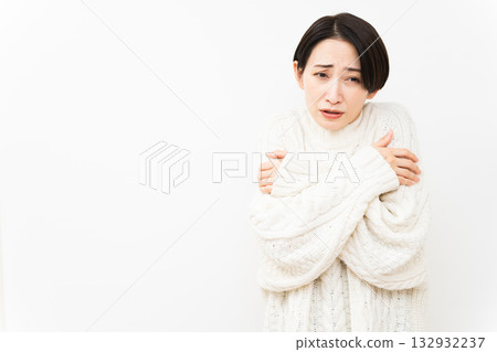 穿著白色針織服裝的女人生活方式形象 穿著白色針織服裝的女人生活方式形象 132932237