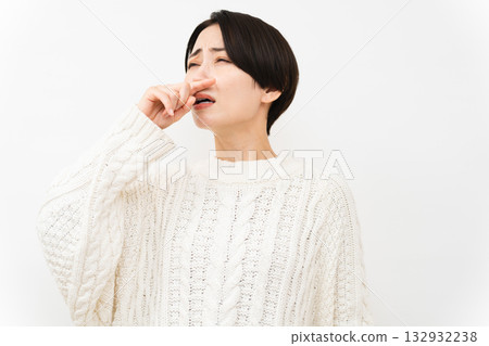 穿著白色針織服裝的女人生活方式形象 穿著白色針織服裝的女人生活方式形象 132932238