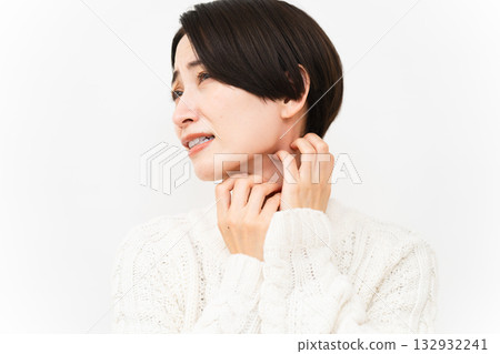 穿著白色針織服裝的女人生活方式形象 132932241