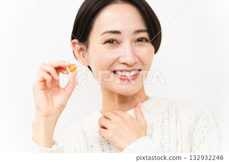 Woman wearing white knitwear Lifestyle image Woman wearing white knitwear Lifestyle image 132932246