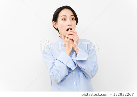 穿長袖襯衫的女人 穿長袖襯衫的女人 132932267
