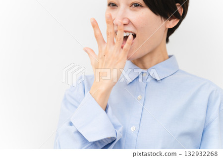 穿長袖襯衫的女人 穿長袖襯衫的女人 132932268