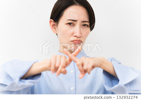 Woman wearing a long-sleeved shirt 132932274