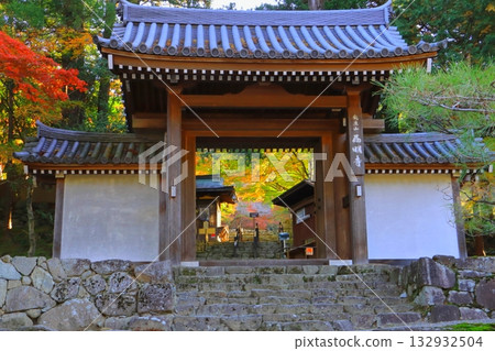 秋天的西明寺(滋賀縣高良町左門) 秋天的西明寺(滋賀縣高良町左門) 132932504