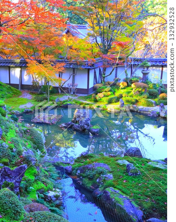 Saimyoji Temple in Autumn (Horai Garden, Kora Town, Shiga Prefecture, vertical composition) 132932528