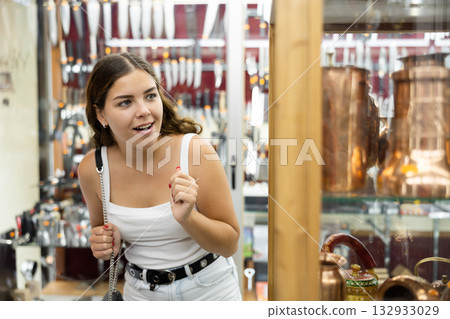 Female traveler buyer chooses copper gifts tea urn 132933029