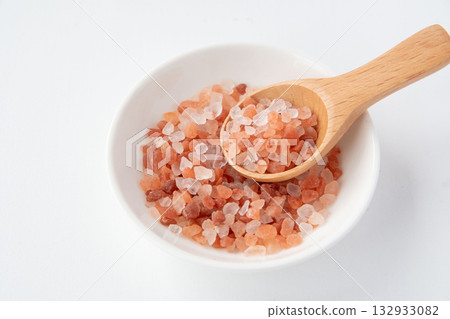 白色碟子裡的粉紅色岩鹽 132933082