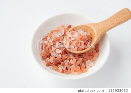 Pink rock salt in a white dish 132933083