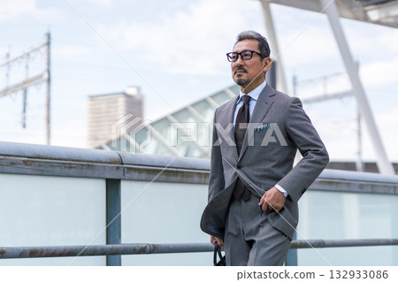 步行的中老年商人 132933086