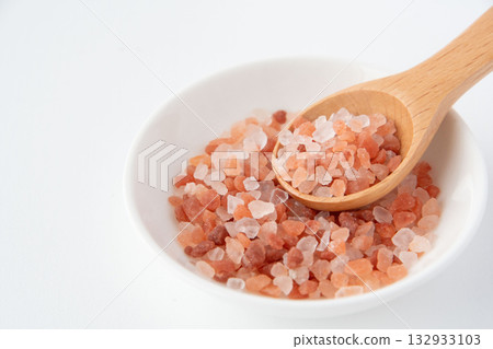 Pink rock salt in a white dish 132933103