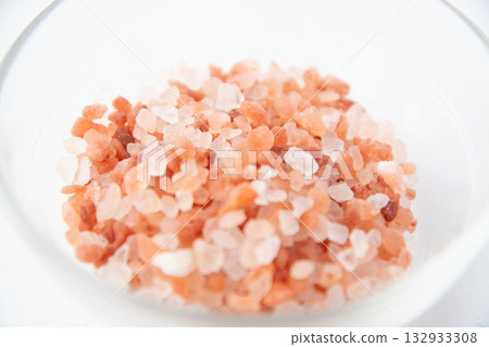 Pink rock salt in a small glass dish 132933308