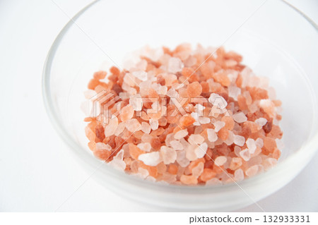 Pink rock salt in a glass container 132933331