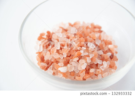 Pink rock salt in a glass container 132933332