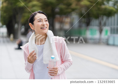 一位中年老年婦女在慢跑。 132933665