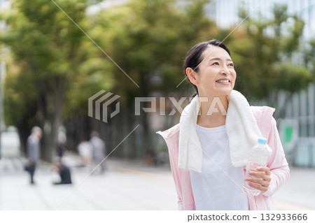 一位中年老年婦女在慢跑。 132933666