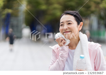 一位中年老年婦女在慢跑。 132933667