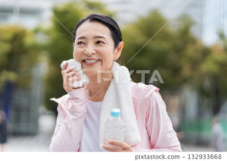 一位中年老年婦女在慢跑。 132933668