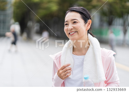 一位中年老年婦女在慢跑。 132933669