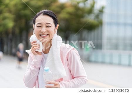 一位中年老年婦女在慢跑。 132933670