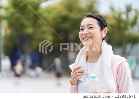 一位中年老年婦女在慢跑。 132933671