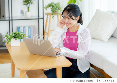 在家用筆記本電腦工作的年輕女性 在家用筆記本電腦工作的年輕女性 132933743