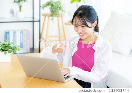 在家用筆記本電腦工作的年輕女性 132933744