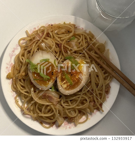 Creamy and rich spaghetti coated in a luscious white sauce, offering a smooth and savory flavor perfect for a comforting and satisfying meal. 132933917