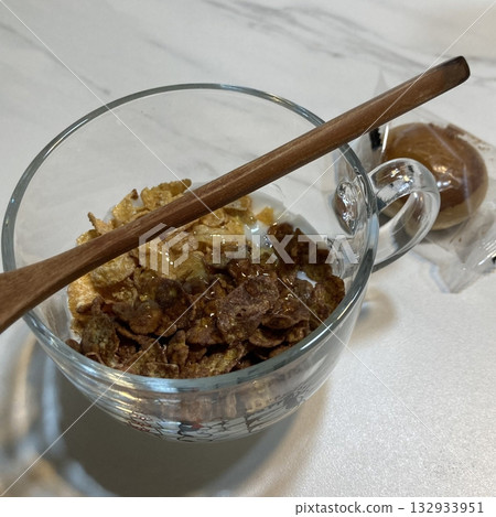 A bowl of yogurt with oats and fresh fruits offers a healthy and delicious combination, perfect for breakfast or a snack. The creamy yogurt blends with crunchy oats and the sweetness of fruits A bowl of yogurt with oats and fresh fruits offers a healthy and delicious combination, perfect for breakfast or a snack. The creamy yogurt blends with crunchy oats and the sweetness of fruits 132933951