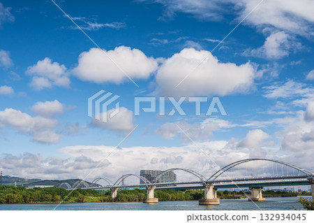 Yodo River scenery, water pipe bridge, Hirakata City, Osaka Prefecture 132934045