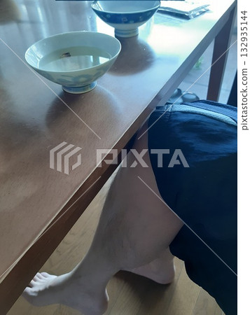 正在吃飯的人：桌子和腿 132935144