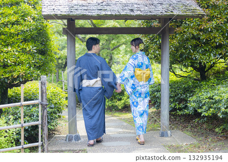 Men and women on a date in yukata 132935194