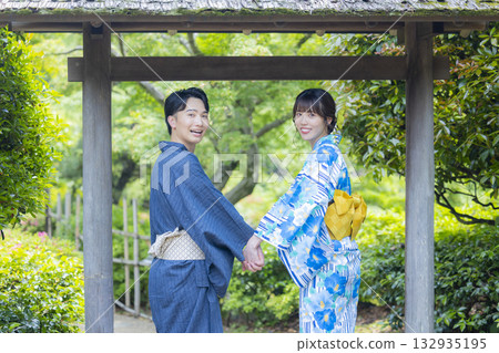穿著浴衣約會的男女 132935195