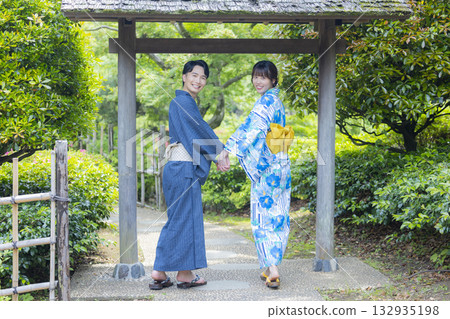 穿著浴衣約會的男女 132935198