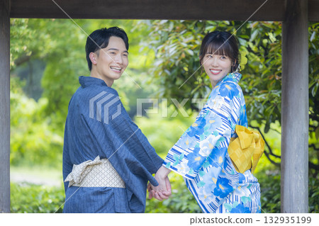 Men and women on a date in yukata 132935199