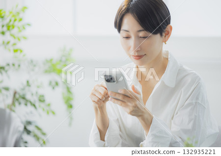 觀看智能手機的婦女 132935221