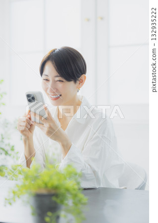 觀看智能手機的婦女 132935222