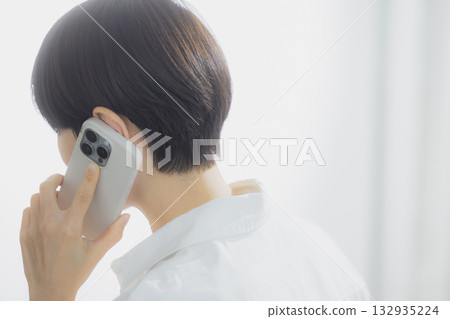 觀看智能手機的婦女 132935224