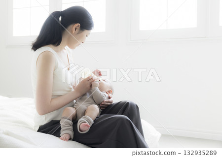 母親給她的孩子牛奶 母親給她的孩子牛奶 132935289