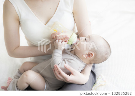 母親給她的孩子牛奶 132935292